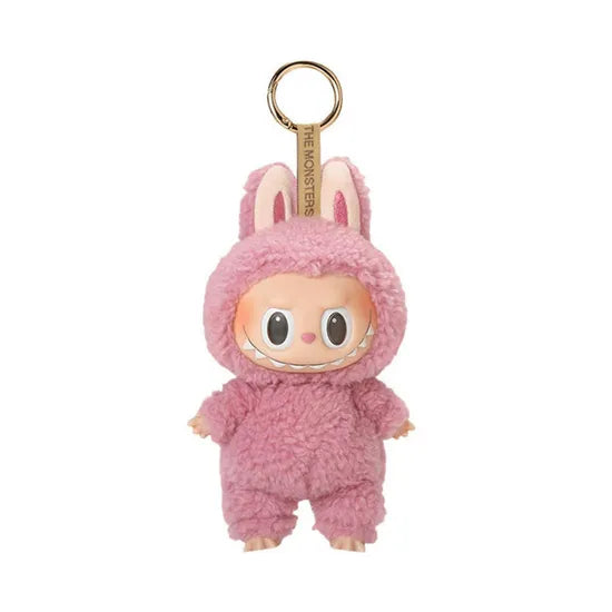 Le Labubu Vinyl Face Lychee Berry est l’une des 7 figurines exclusives de la célèbre série Exciting Macaron par POP MART. Disponible uniquement en boîte mystère, chaque coffret contient 6 modèles non répétitifs, garantissant une expérience de collection originale et sans doublons. Avec ses 17 cm de hauteur (6,7 pouces) et sa conception en ABS et PVC, cette pièce séduit par sa qualité de fabrication, sa solidité et son style créatif.